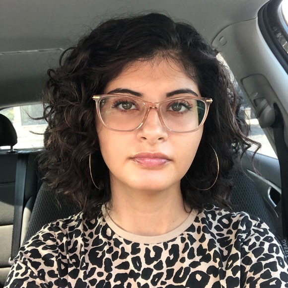 Meet your Posher, Monica - Picture 2 of 3